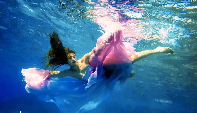 عرض أزياء مثير